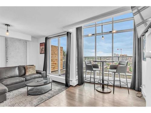 2004-188 15 Avenue Sw, Calgary, AB - Indoor Photo Showing Living Room