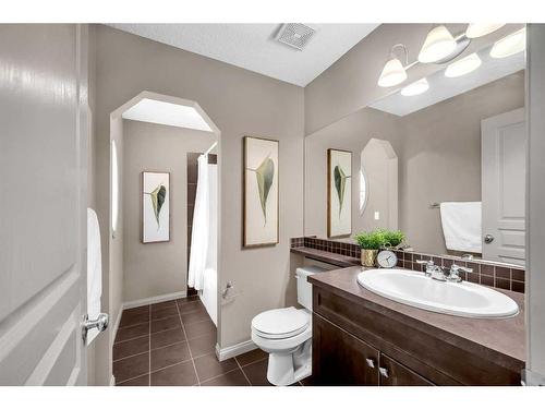 118 Aspen Hills Drive Sw, Calgary, AB - Indoor Photo Showing Bathroom