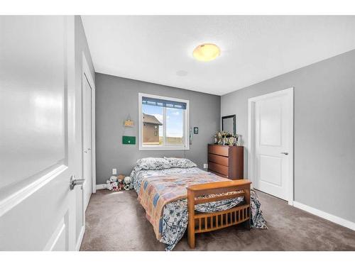 29 Sherwood Way Nw, Calgary, AB - Indoor Photo Showing Bedroom