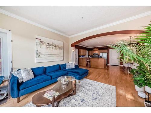 302-60 24 Avenue Sw, Calgary, AB - Indoor Photo Showing Living Room