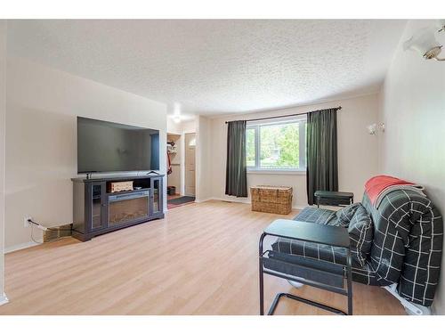 4103 Charleswood Drive Nw, Calgary, AB - Indoor Photo Showing Living Room