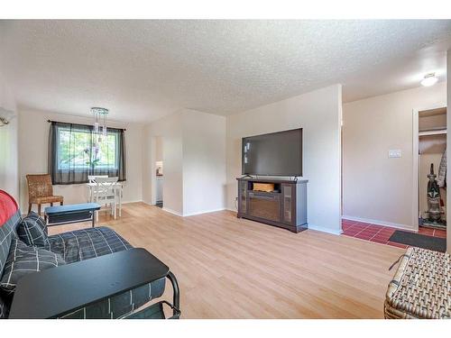 4103 Charleswood Drive Nw, Calgary, AB - Indoor Photo Showing Living Room