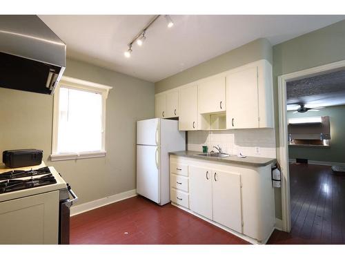 503 10 Street Ne, Calgary, AB - Indoor Photo Showing Kitchen