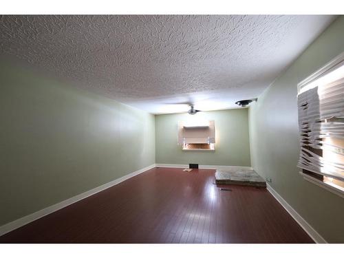 503 10 Street Ne, Calgary, AB - Indoor Photo Showing Other Room