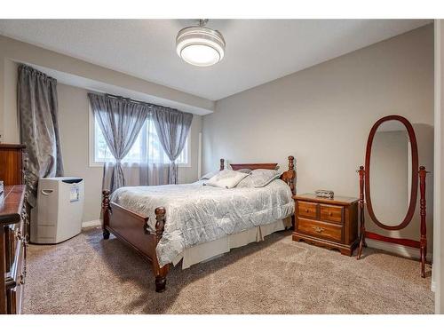 104 Riverglen Drive Se, Calgary, AB - Indoor Photo Showing Bedroom