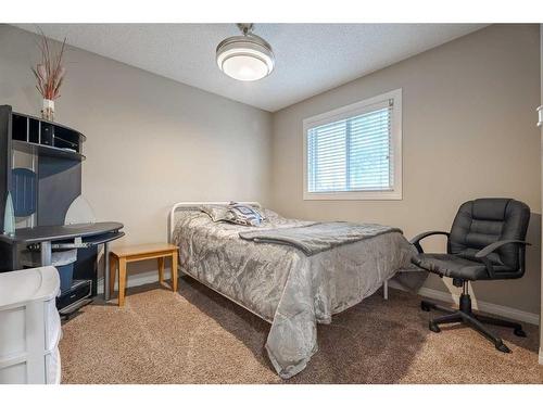 104 Riverglen Drive Se, Calgary, AB - Indoor Photo Showing Bedroom