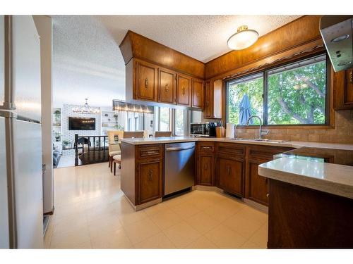 347 Woodpark Place Sw, Calgary, AB - Indoor Photo Showing Kitchen
