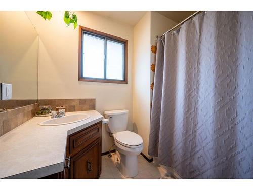 347 Woodpark Place Sw, Calgary, AB - Indoor Photo Showing Bathroom