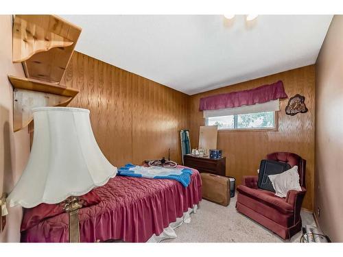 4707 Whitehorn Drive Ne, Calgary, AB - Indoor Photo Showing Bedroom