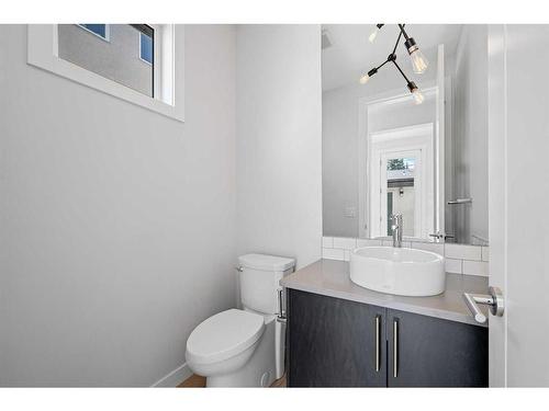 5604 37 Street Sw, Calgary, AB - Indoor Photo Showing Bathroom