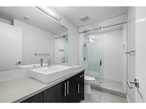 5604 37 Street Sw, Calgary, AB - Indoor Photo Showing Bathroom