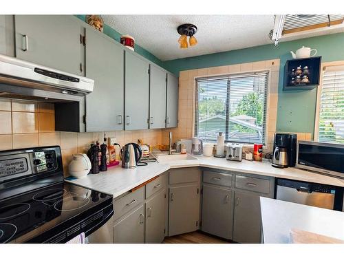 3238 30A Avenue Se, Calgary, AB - Indoor Photo Showing Kitchen