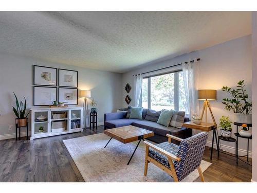 9427 Elbow Drive Sw, Calgary, AB - Indoor Photo Showing Living Room