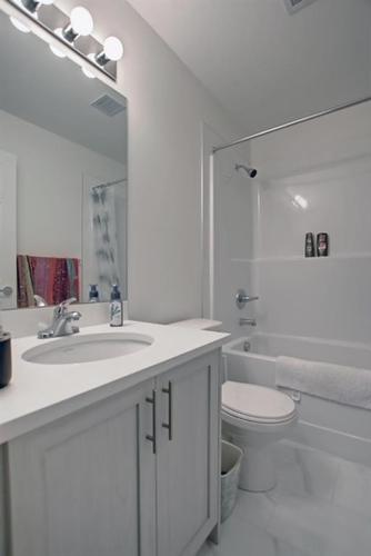 5211-151 Legacy Main Street Se, Calgary, AB - Indoor Photo Showing Bathroom