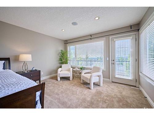 8721 14 Avenue Sw, Calgary, AB - Indoor Photo Showing Bedroom