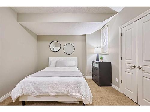 8721 14 Avenue Sw, Calgary, AB - Indoor Photo Showing Bedroom