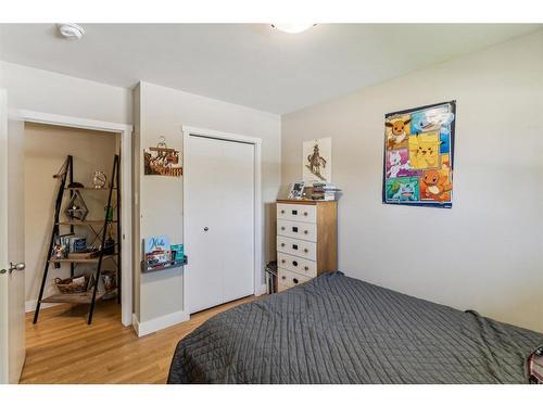 727 Avonlea Place Se, Calgary, AB - Indoor Photo Showing Bedroom