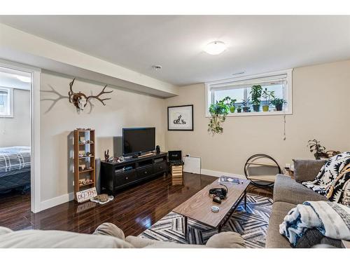 727 Avonlea Place Se, Calgary, AB - Indoor Photo Showing Living Room