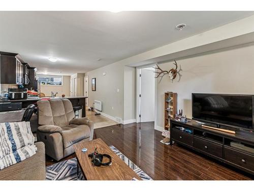 727 Avonlea Place Se, Calgary, AB - Indoor Photo Showing Living Room