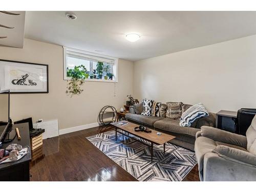 727 Avonlea Place Se, Calgary, AB - Indoor Photo Showing Living Room