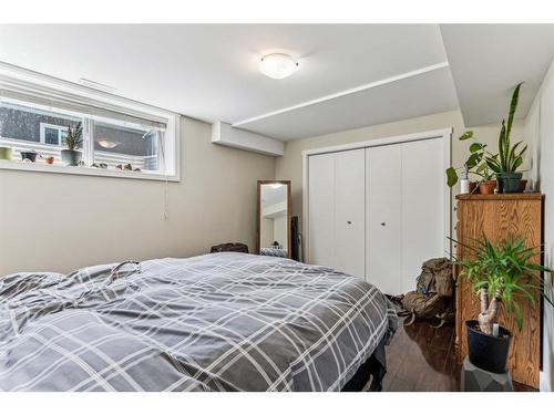 727 Avonlea Place Se, Calgary, AB - Indoor Photo Showing Bedroom