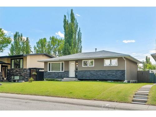 727 Avonlea Place Se, Calgary, AB - Outdoor With Facade