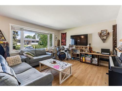 727 Avonlea Place Se, Calgary, AB - Indoor Photo Showing Living Room