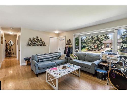 727 Avonlea Place Se, Calgary, AB - Indoor Photo Showing Living Room