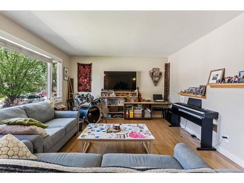 727 Avonlea Place Se, Calgary, AB - Indoor Photo Showing Living Room