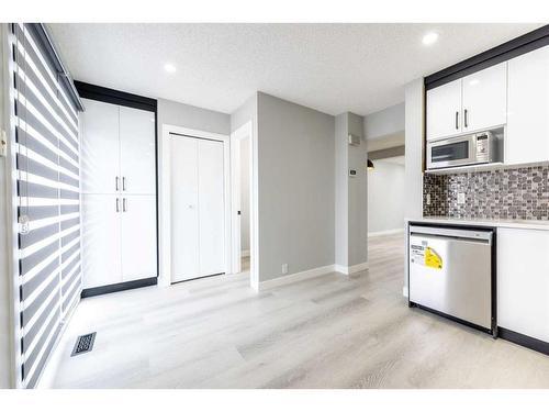 5401 54 Street Ne, Calgary, AB - Indoor Photo Showing Kitchen