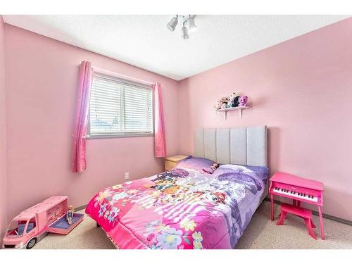 207 Bridlecrest Boulevard Sw, Calgary, AB - Indoor Photo Showing Bedroom