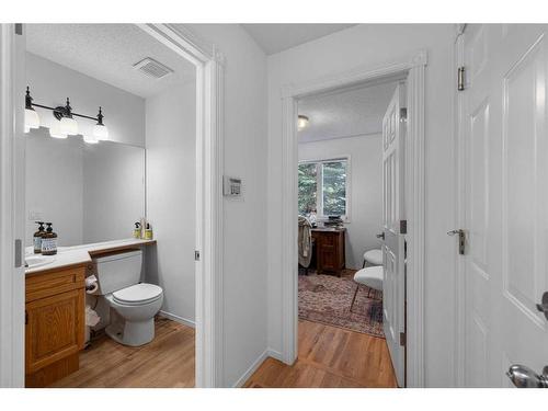 38 Valley Glen Heights Nw, Calgary, AB - Indoor Photo Showing Bathroom