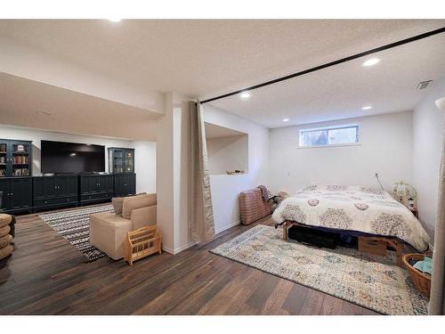 38 Valley Glen Heights Nw, Calgary, AB - Indoor Photo Showing Bedroom