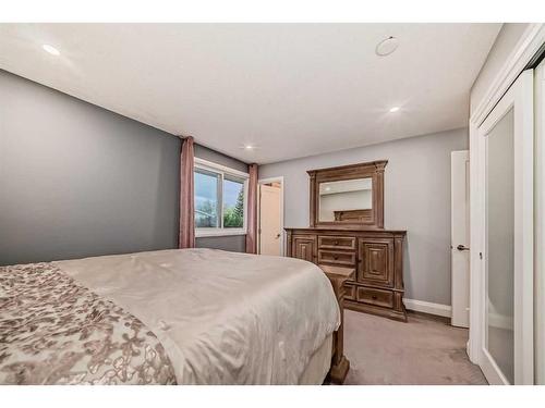 16 Rundlewood Bay Ne, Calgary, AB - Indoor Photo Showing Bedroom