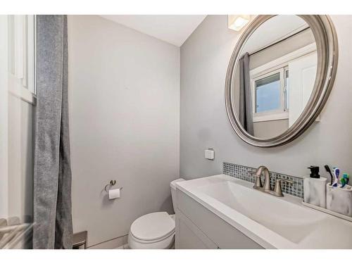 16 Rundlewood Bay Ne, Calgary, AB - Indoor Photo Showing Bathroom