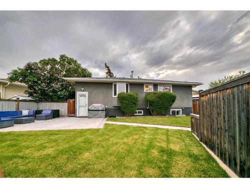 16 Rundlewood Bay Ne, Calgary, AB - Outdoor