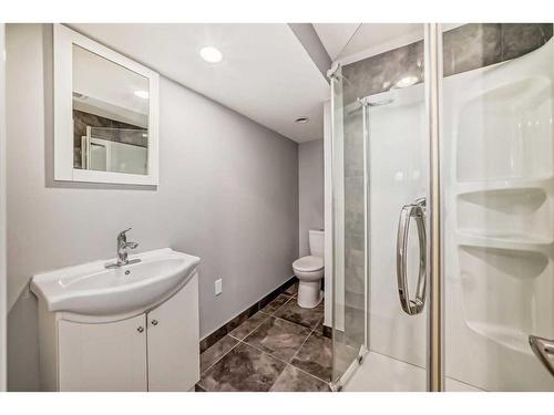 16 Rundlewood Bay Ne, Calgary, AB - Indoor Photo Showing Bathroom