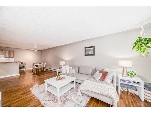 101-638 Meredith Road Ne, Calgary, AB - Indoor Photo Showing Living Room