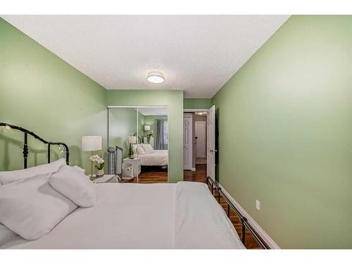 101-638 Meredith Road Ne, Calgary, AB - Indoor Photo Showing Bedroom