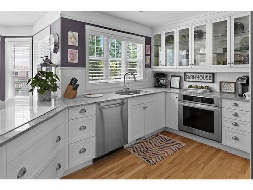 38 Hawkdale Place Nw, Calgary, AB - Indoor Photo Showing Kitchen With Double Sink