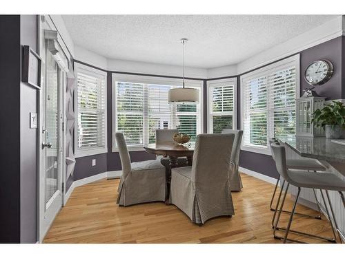 38 Hawkdale Place Nw, Calgary, AB - Indoor Photo Showing Dining Room