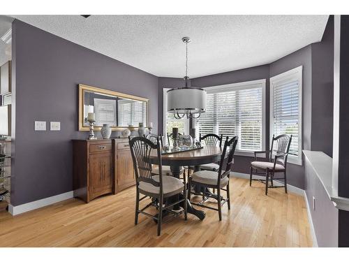 38 Hawkdale Place Nw, Calgary, AB - Indoor Photo Showing Dining Room