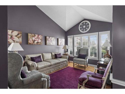 38 Hawkdale Place Nw, Calgary, AB - Indoor Photo Showing Living Room