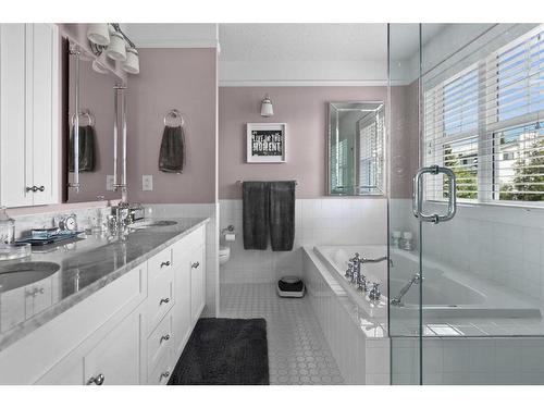 38 Hawkdale Place Nw, Calgary, AB - Indoor Photo Showing Bathroom