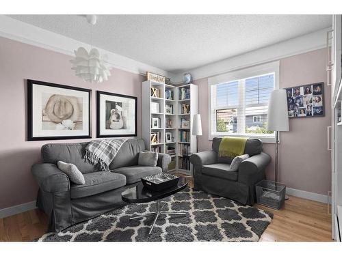 38 Hawkdale Place Nw, Calgary, AB - Indoor Photo Showing Living Room