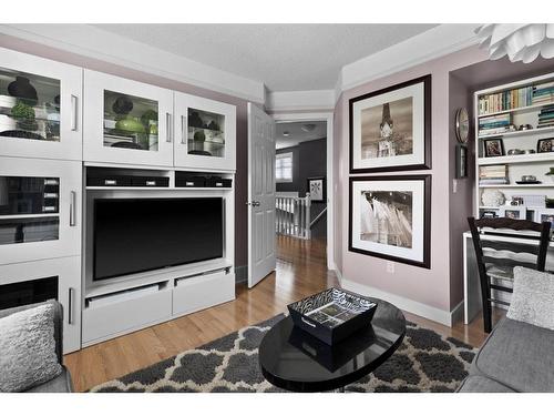 38 Hawkdale Place Nw, Calgary, AB - Indoor Photo Showing Living Room