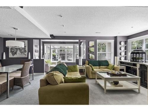 38 Hawkdale Place Nw, Calgary, AB - Indoor Photo Showing Living Room