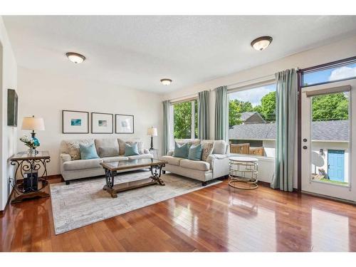 3915 1 Street Nw, Calgary, AB - Indoor Photo Showing Living Room