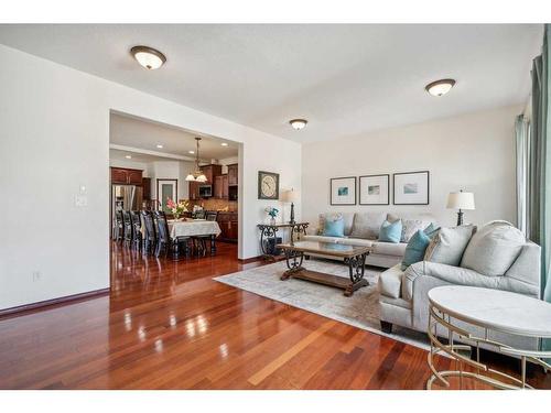 3915 1 Street Nw, Calgary, AB - Indoor Photo Showing Living Room