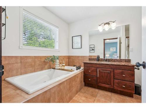 3915 1 Street Nw, Calgary, AB - Indoor Photo Showing Bathroom